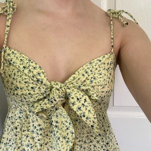Cropped yellow flowy tank💛
